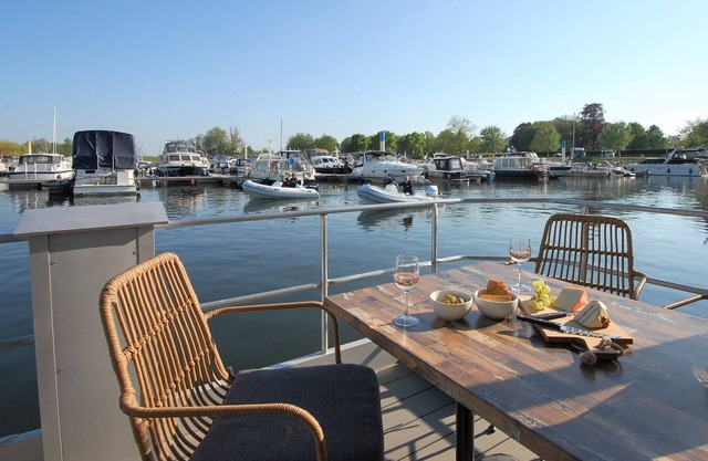 Cozy floating Boatlodge "Mallorca", Max. 4 pers, 2 bedrooms.