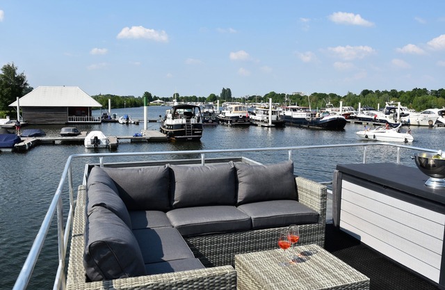 Cozy floating Boatlodge (2 bedrooms, 4 persons), Maastricht.