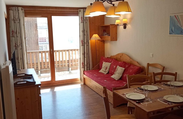 Cozy for 6: Pool, Parking, Wifi, Pets Allowed