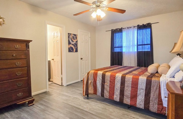 Cozy French Getaway! With full kitchen, workspace, treadmill and grill.nn