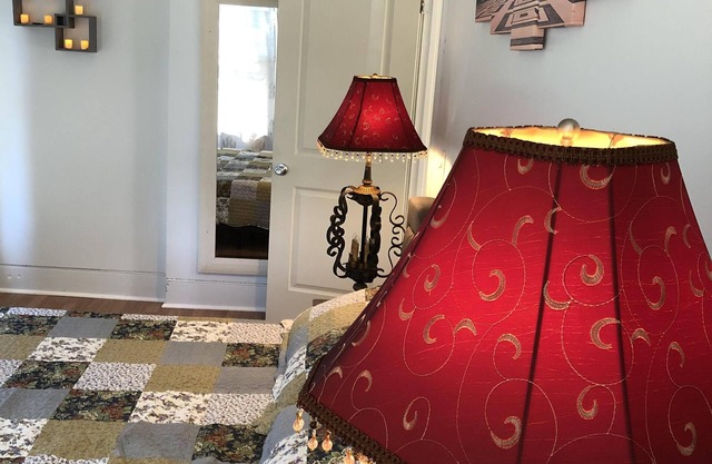 Cozy French Pied a terre - King bed, washer/dryer