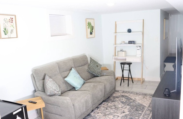 Cozy Garden-Level Suite