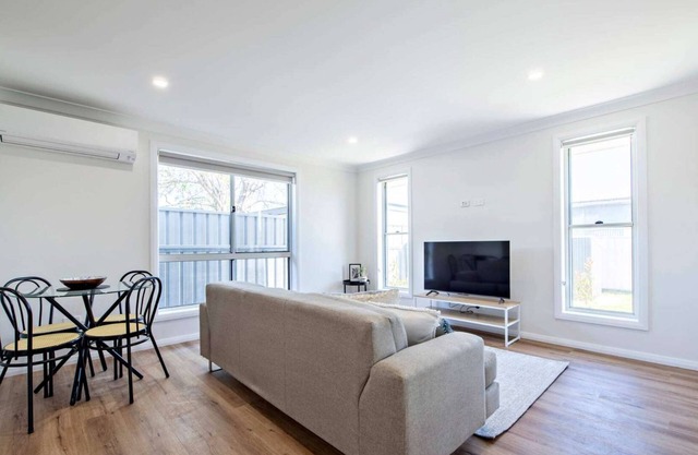 Cozy Getaway - Modern, Garden View, Located close by to Orana Outdoor Show