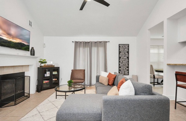 Cozy getaway w/ king bed in the heart of Houston
