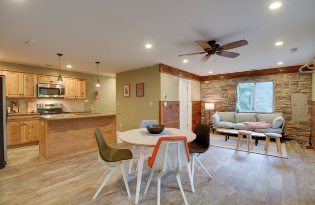 Cozy Goode Cabin w/Deck ~ 17 Mi to Lynchburg