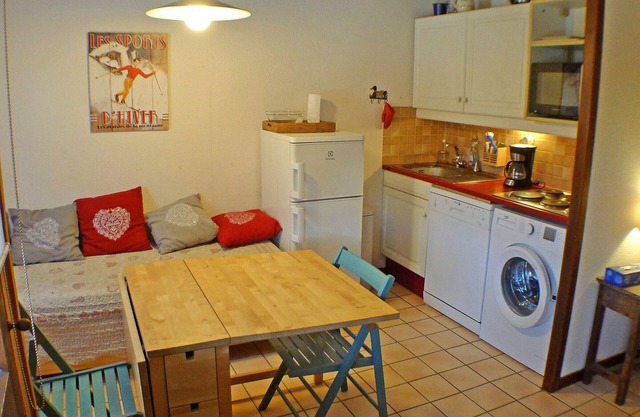 Cozy Ground Floor Studio with Terrace, Sleeps 4 - Near Ski-Bus and Shops