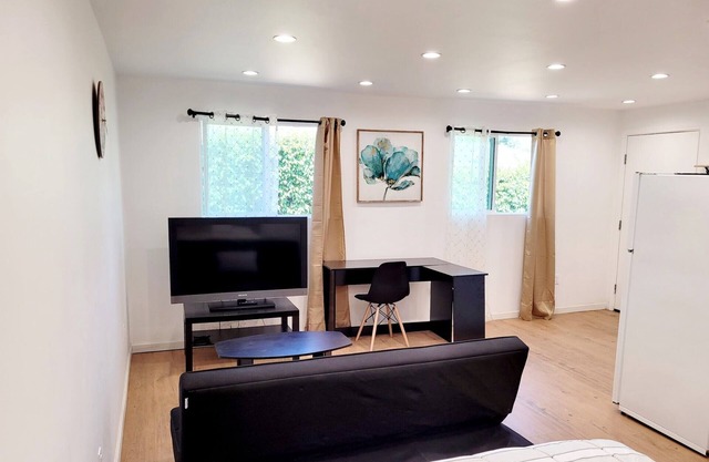 Cozy guest house close to Warner Brothers, Universal Studios, Burbank Airport