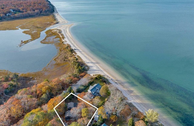 Cozy Hampton Bays Beach Cottage one Block from the Beach, Perfect for Couples