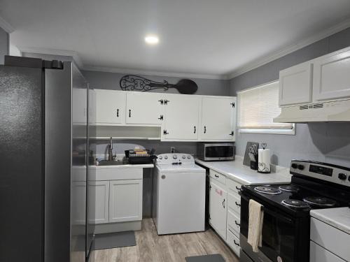 Cozy Haven in Hampton Roads Near Beaches, Military Bases & Historic Sites