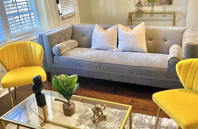 Cozy, Historic and Luxurious 2bd/1ba Duplex Apt