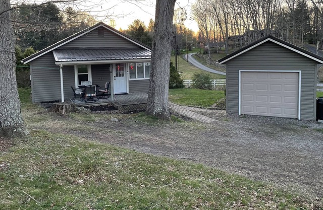 Cozy home 2 miles from town - easy access.