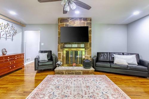 Cozy Home 4BR Newark Stay with Yard