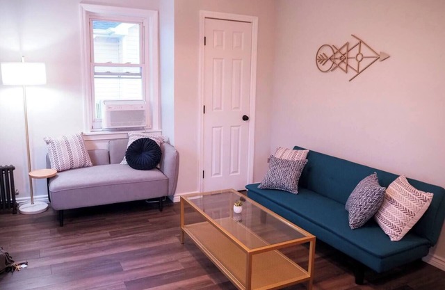 Cozy Home Close to Beach and LIRR w/Balcony