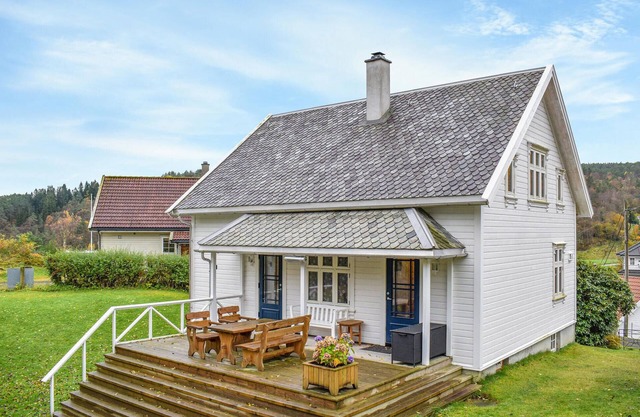 Cozy home in Hebnes with WiFi