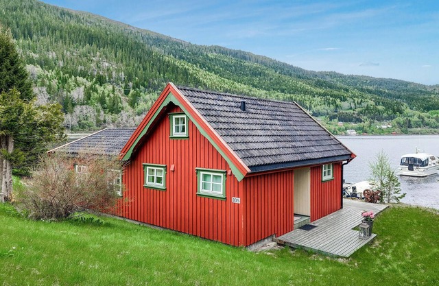 Cozy home in Mosvik with house sea view