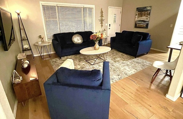 Cozy home located next to everything you need ✈️🛍🛣🍽
