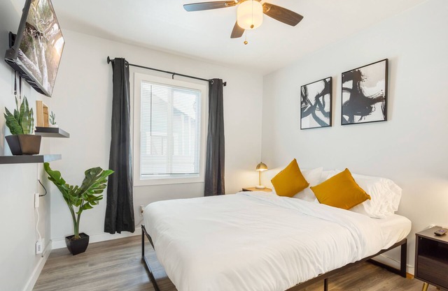 Cozy Home near Downtown & 12 min to Disneyland