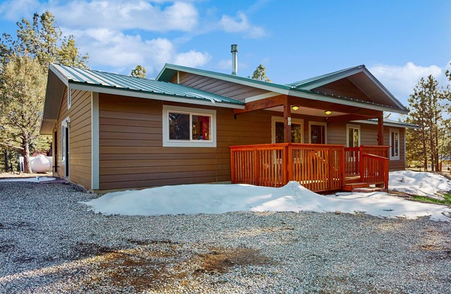 Cozy home with gas fireplace and private washer/dryer - close to skiing