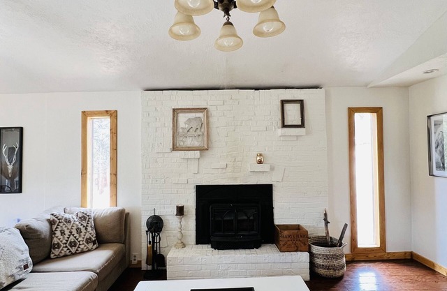 Cozy home with Mountain Views, Indoor Fire Place, Pet & Family Friendly