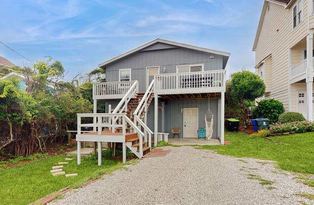 Cozy home with shared outdoor shower, kitchen, smart TV - steps to beach