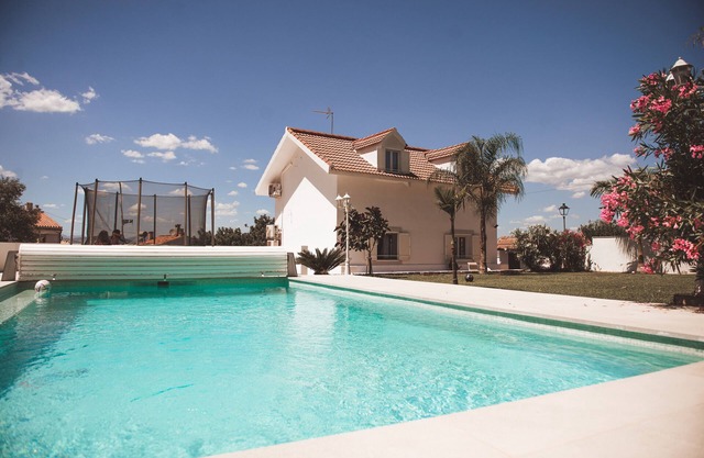 Cozy House with large pool and great views near the beach