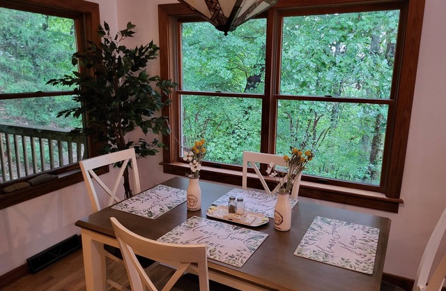 Cozy house right in the woods! Garden paths galore! Wineries/Distilleries near.