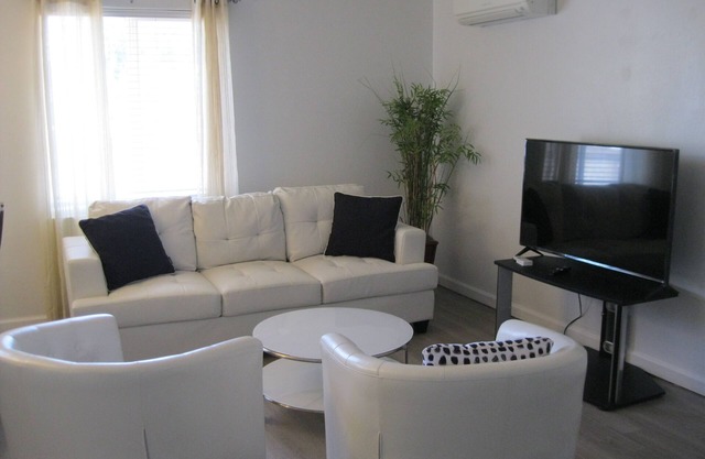 Cozy House with Fully Fenced & AC & Garage for Long & Short Term Rental