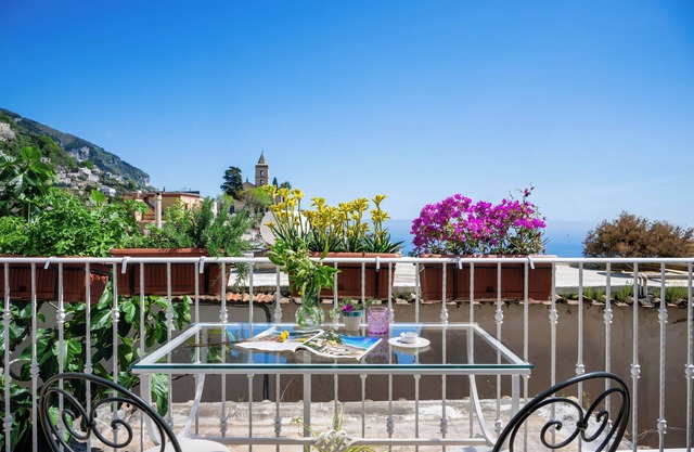 Cozy house with sea view, terrace and private parking