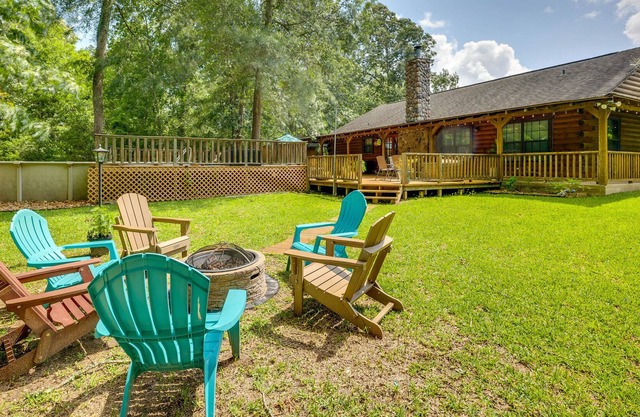 Cozy Huffman Cabin w/ Pool ~ 5 Mi to Lake Houston