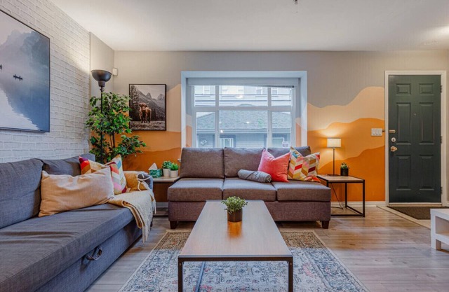 Cozy Industrial Townhouse, King Bed, 3 Min to Downtown