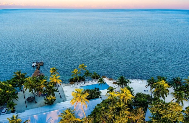 Cozy King Studio by Water: 2 Units w/Fridge, Kayak & Bike & Pool Access, Yoga!