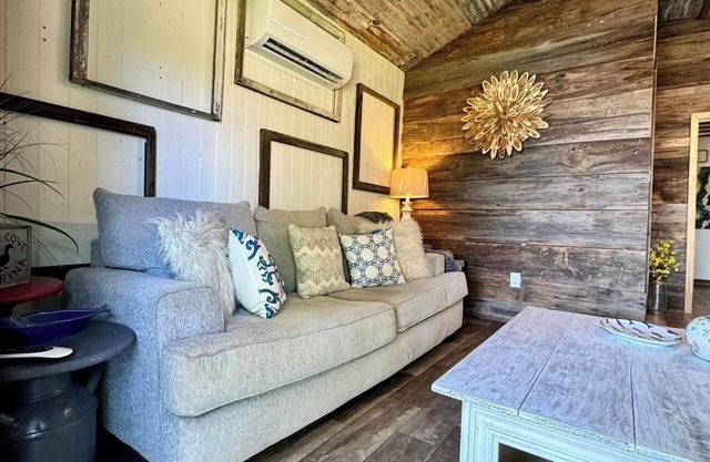 Cozy Lake Front Cabin w/Marina Access, Free Fishing, Wifi & Beautiful Views- #47