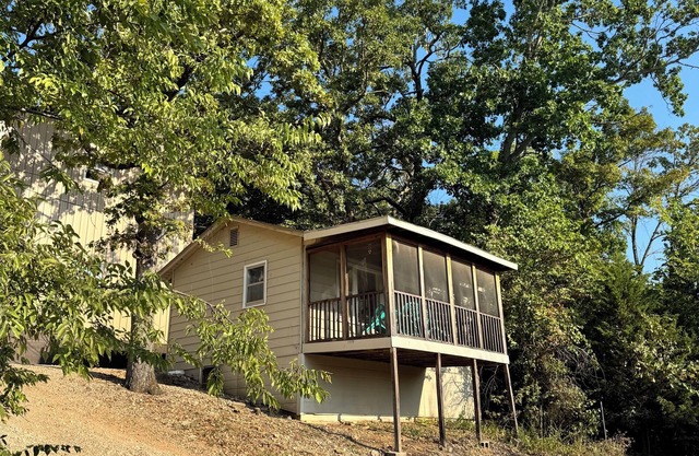 Cozy Lakefront Cabin, Pool + Dock. 18 Mins to SDC. Pet friendly!