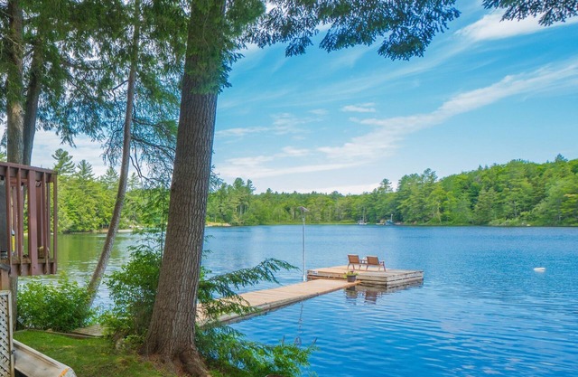 Cozy lakefront private cottage in the heart of Muskoka.Pet friendly.Four season.