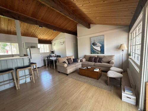 Cozy lakeside Cottage on 3 Mile Lake with Wifi