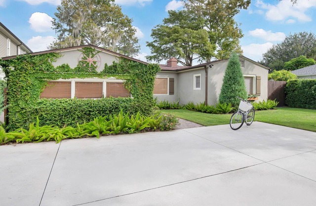 Cozy lakeside cottage in the heart of Orlando.