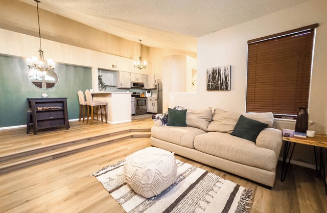 Cozy Lakeview Condo - 60 Day Special