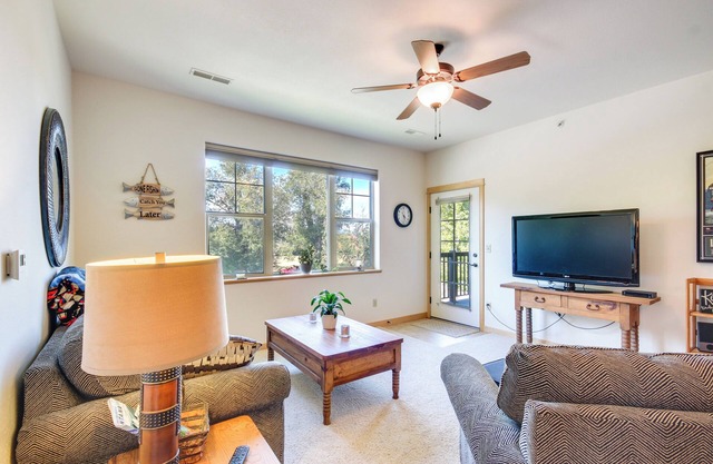 Cozy Livingston Condo w/Balcony & Mtn View!