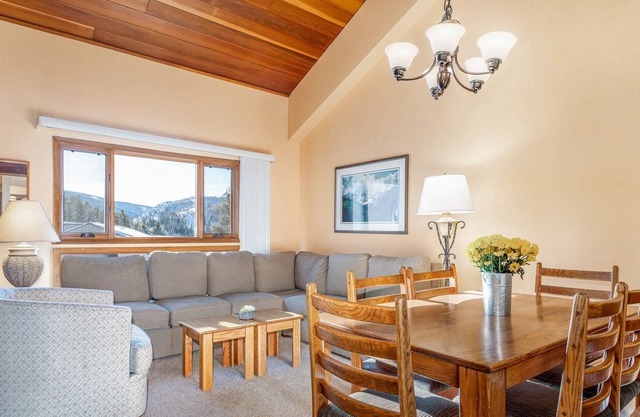 Cozy Lofted Condo with Resort Style Amenities! Picturesque Views! Free Shuttle and Parking! #301