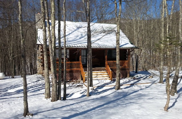 Cozy Log Cabin Close to Snowshoe, 2 Bedrooms and a Loft