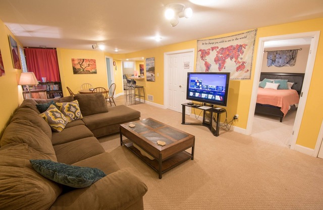 COZY Lower Level 3 Bedroom Private Suite in South Boulder