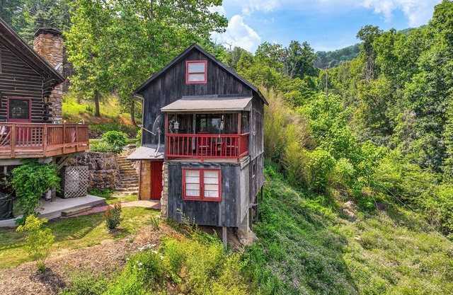 Cozy Luray Cabin w/Views: Near Hiking Trails!