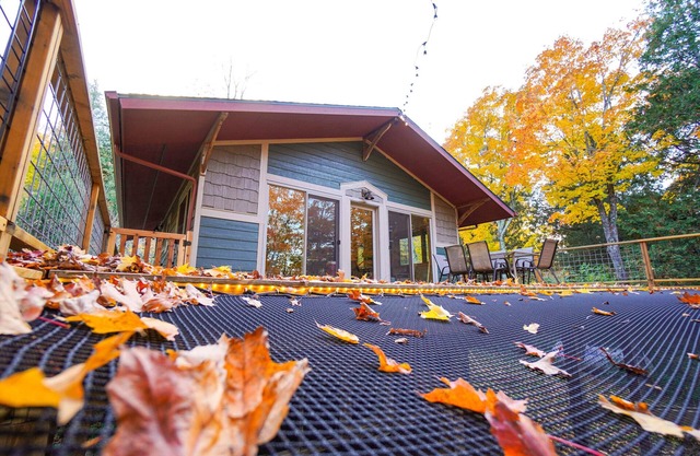 Cozy Lutsen Cabin with Hot Tub, Deck Hammock & Projector