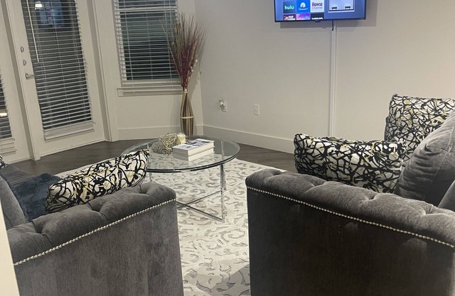 Cozy, luxury 2bd 2bth midtown rental with pool