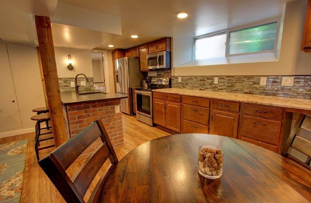 Cozy Luxury Remodel, Fantastic Backyard! Walk in 5 minutes to CSU/Old Town
