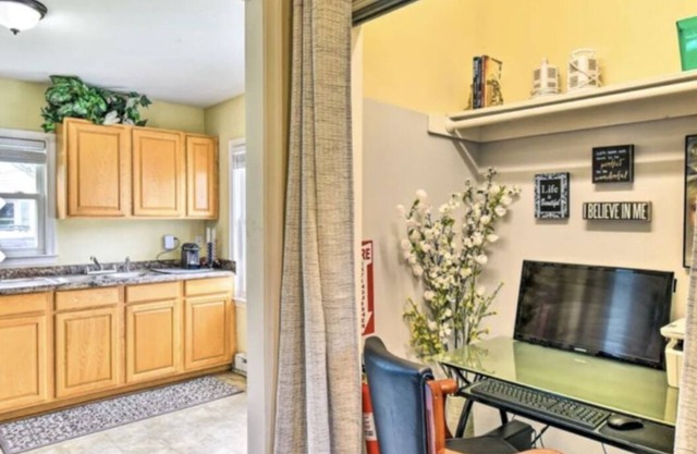 Cozy Marina Home, Pet Friendly, Free Parking, huge yard for pets and boats