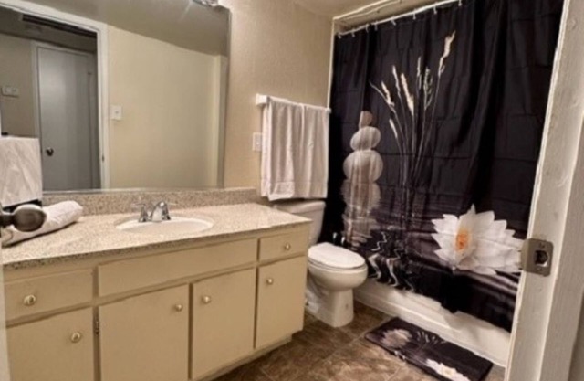 Cozy minimal stay! 5 minutes from Galleria and popular restaurants!