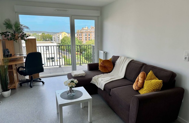 Cozy Modern 1BR w/Balcony - 30 mins from Paris!