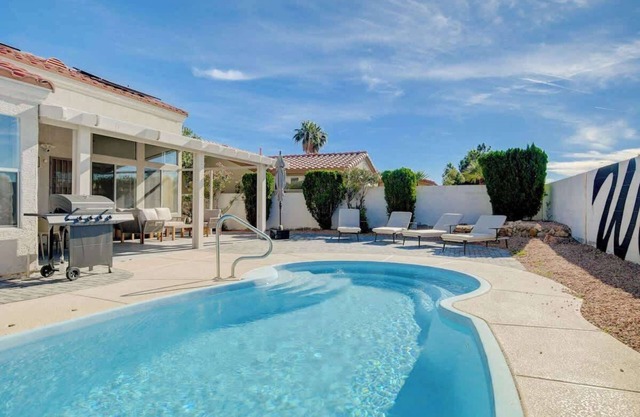 Cozy Modern 3BR Desert Style Home - Pool Fun!