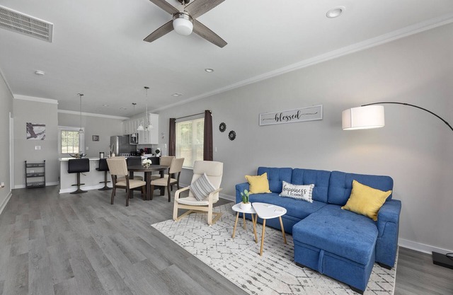 Cozy & Modern Home Close to Uptown & Airport
